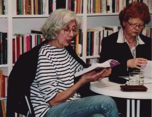 Maria Isabel Barreno (li.) und Renate Heß im Jahr 2005 bei einer Lesung in unserer Buchhandlung
