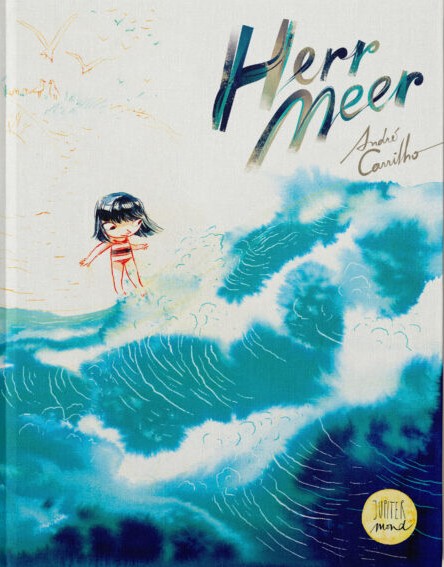 Buchcover von 'Herr Meer' mit einem Mädchen, das in einem roten Badeanzug im Wasser steht, umgeben von Wellen und einem blauen Himmel.